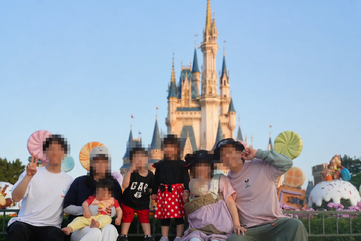 シンデレラ城を背景に撮影した当日の集合写真(プライバシー保護のためモザイク加工済み)